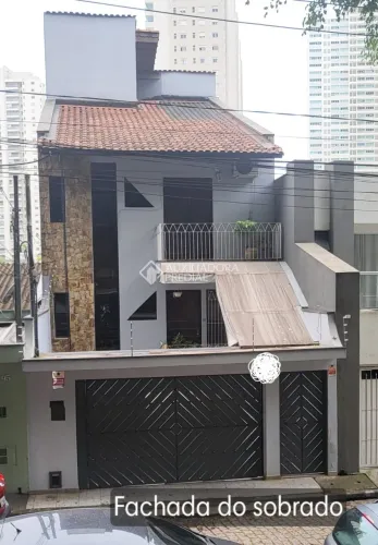 Sobrado à venda no Centro com 248 m² e 3 dormitórios/quartos disponíveis.
