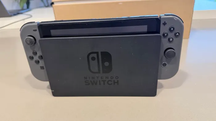 Nintendo Switch V2 completo com dock, fonte e grip originais