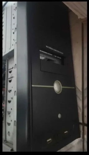 Gabinete completo com placa-mãe queimada 