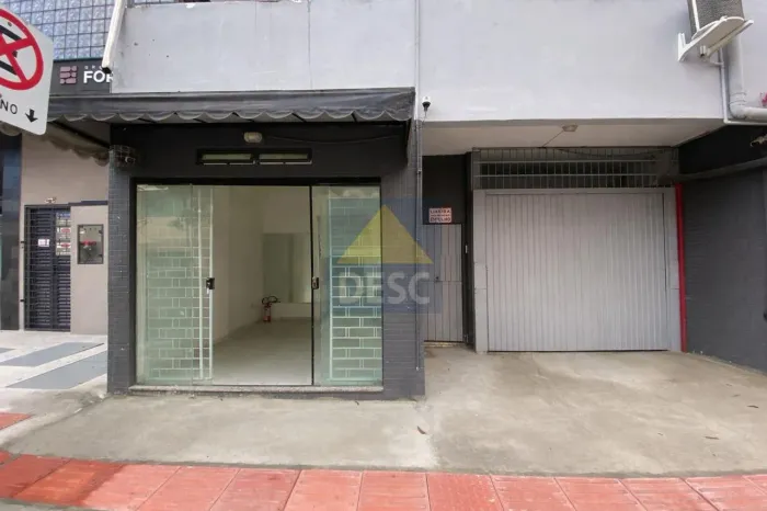 Sala comercial para locação com 22m² no Centro de Balneário Camboriú próximo à 3ª Avenida