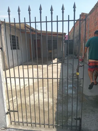 Alugo casa pequena simples no Araretama