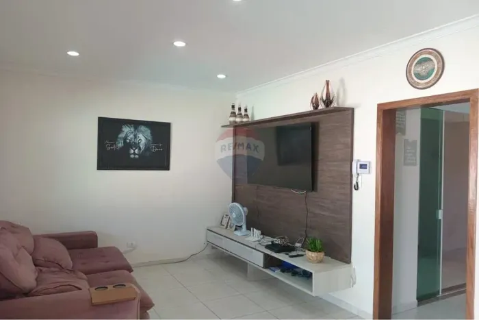 Sobrado em Peruíbe: 5 Quartos e Piscina