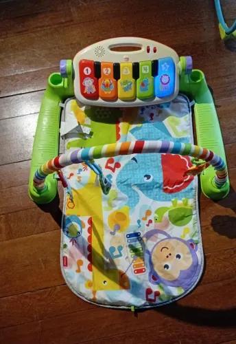 Tapete de rastejamento com piano e pedal musical Fischer-Price