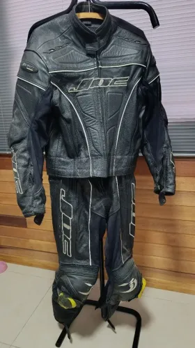 Vendo macacão de couro JOC tamanho 48