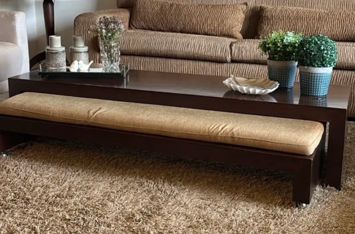 Mesa de centro com banco auxiliar