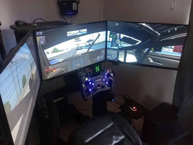 Suporte com 3 monitores 