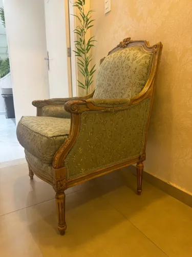 Poltrona antiga usada no estilo Luís XV
