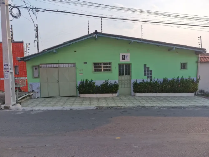 Vendo esta casa com moradia nos fundos independente