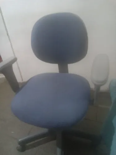 Vendo 10 cadeiras de  escritorio  com hidráulico funcionando 