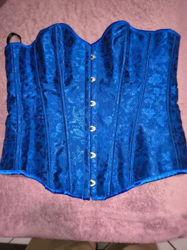 Corpet acetinado em relevos no tom de Azul Celeste tamanho M