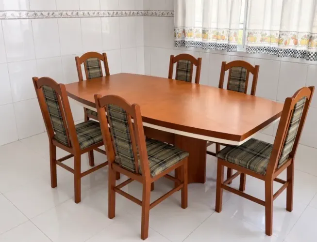 Mesa de madeira com 6 cadeiras as cadeiras são muito antiga de madeira maciça