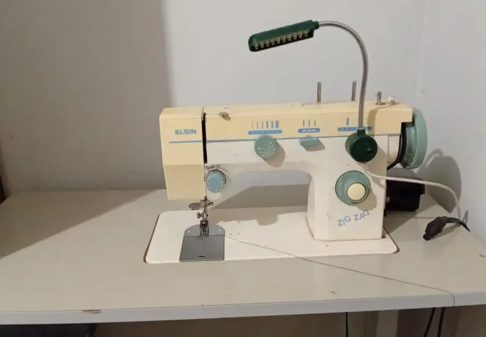 Máquina de costura Elgin em ótimo estado, acompanha mesa e luminária de brinde