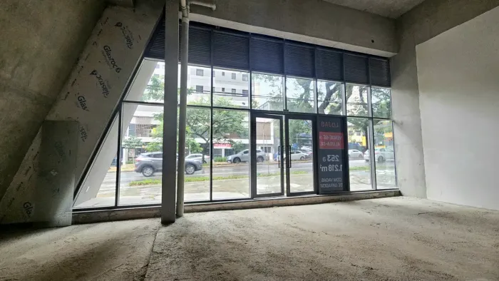 Loja de 370m² com elevador para o mezanino e fachada ativa no Condominio Botaní Gamaro |Av