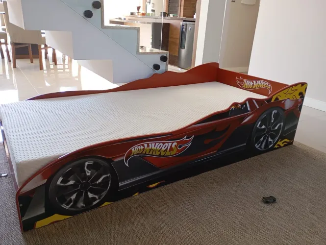 Cama infantil hot Wheels com colchão