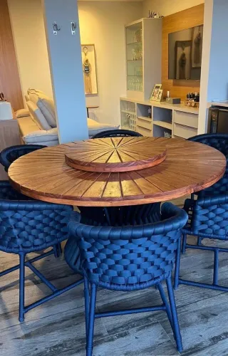 Mesa com tampo giratório