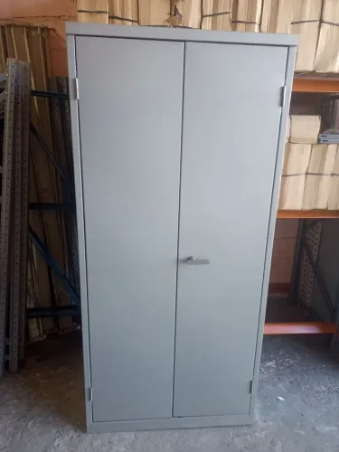 Armário em aço com 02 portas 2.00 x 0.90 x 0.50 chapa pesada com maçaneta com chave. 