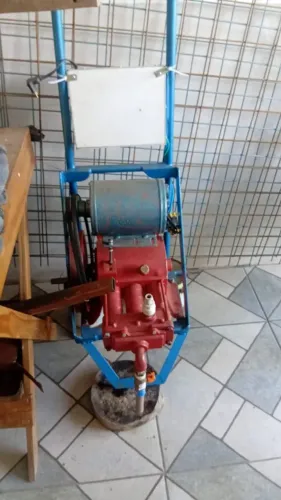 Lavadora de alta pressao hidromar motor de 1 HP trifasico  em bom estado sem mangueiras va