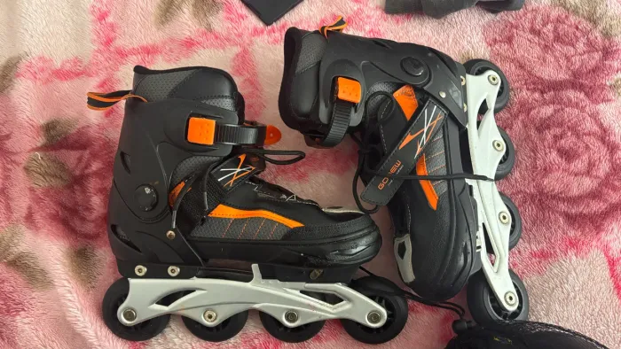 Patins + equipamentos de proteção