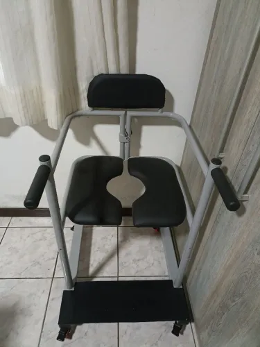 Cadeira de transferência semi nova.