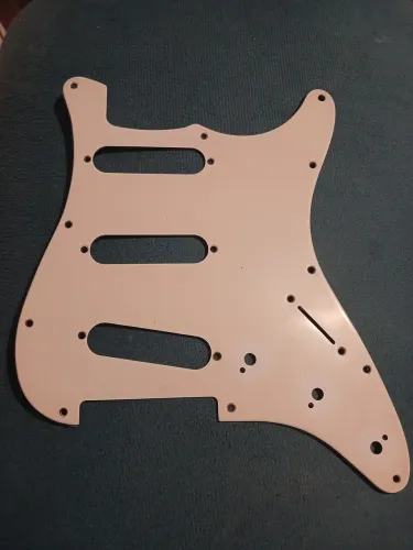 Escudo guitarra stratocaster bico arredondado