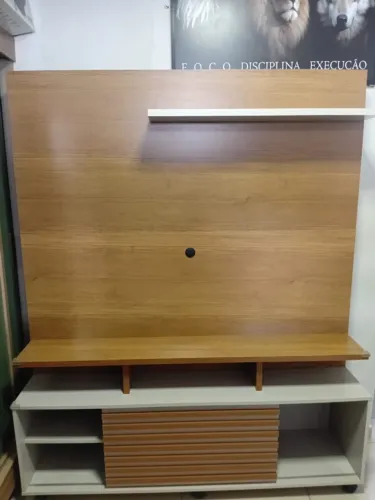 Vende-se Home de TV Seminovo e com Rodinhas