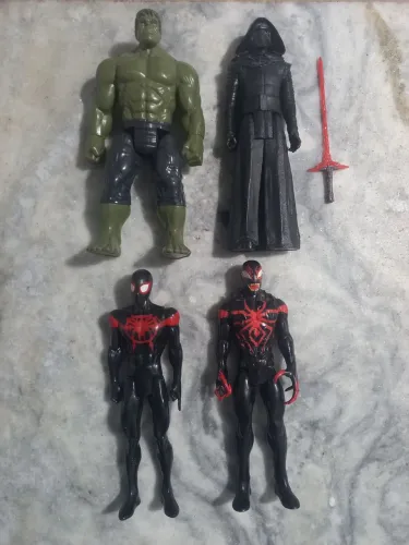 Bonecos Marvel e Star Wars