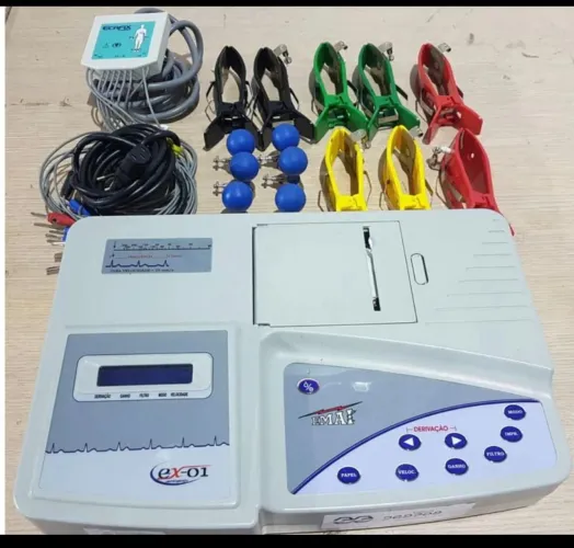 Aparelho de eletrocardiograma completo