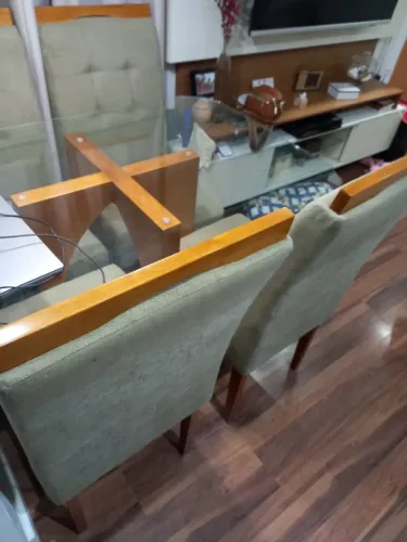Mesa de jantar quatro lugares em tampo de vidro em madeira maciça