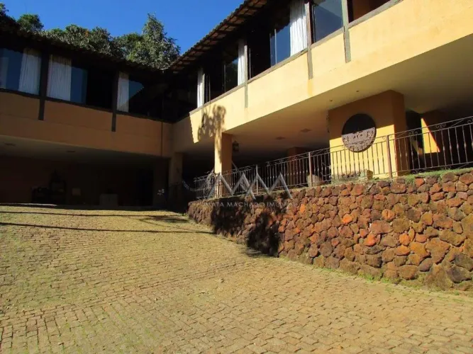 Casa à Venda em Condomínio Pasárgada com 2 Suítes 390m²