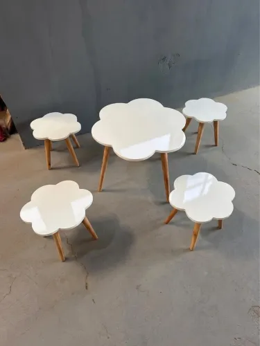 Conjunto infantil mesa e bancos nuvem