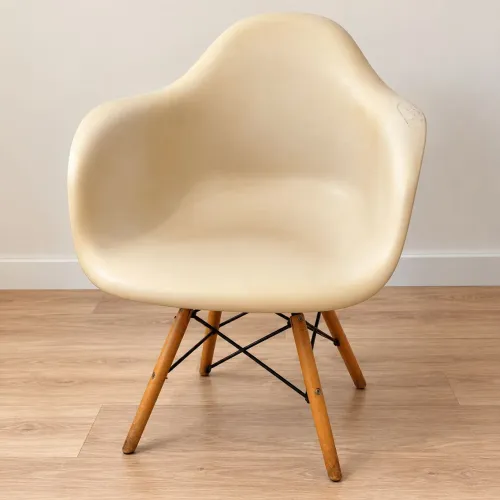 Cadeira Decorativa Estilo Eames com Pés de Madeira