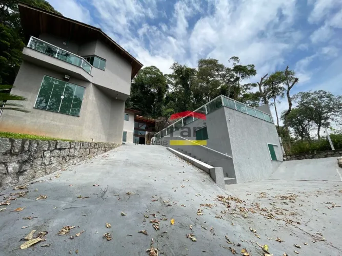 Linda casa de alto padrão no Condomínio Parque Suíça, em meio a Serra da Cantareira