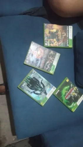 Xbox 360 com um controle e 4 jogos