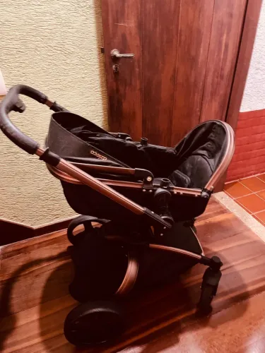 Carrinho de Bebê com Moisés e Bebê Conforto