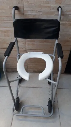 Cadeira higiênica hospitalar