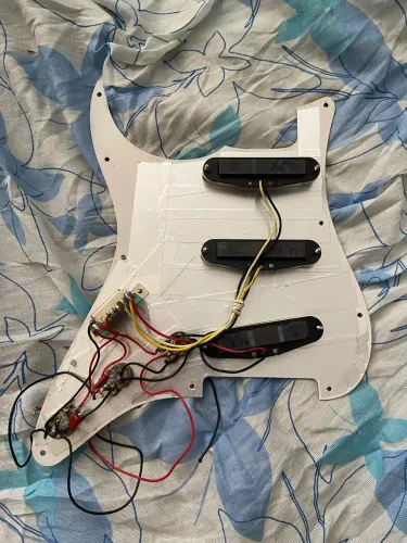 Escudo de Guitarra Stratocaster com 3 Captadores Simples Falta Botões de acabamento 