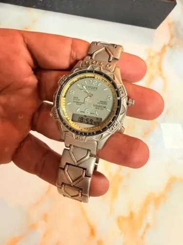 Relógio Citizen Titanium Gold