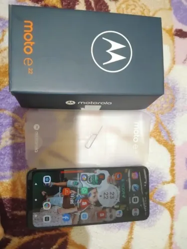 Vendo esse celular moto e 22 funcionando tudo normal// todo original // única dona //350