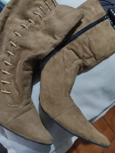 Vendo uma bota de camurça semi-nova com zíper r$ 100