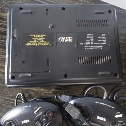 Console Mega Drive 2 da Sega. 