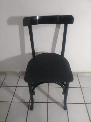 Cadeiras semi novas de metal e assento de madeira estilo bistrô