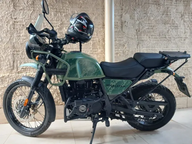 Royal Enfield Himalaia 411 gren 2022 diiferenciada super moto