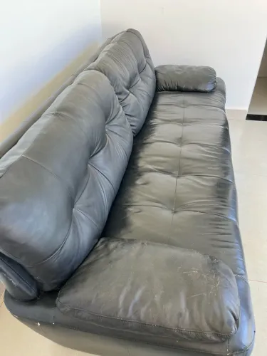 Sofá em couro legítimo três lugares.