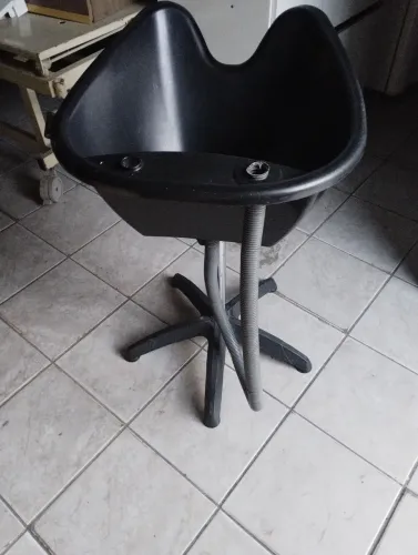 Cadeira de indralica, mais lavatório.