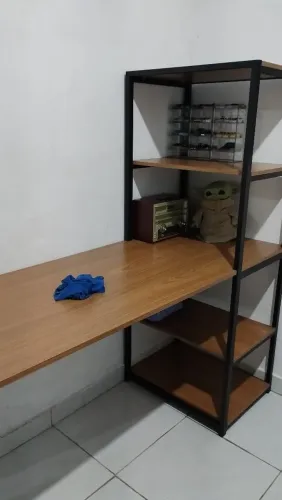 Mesa de escritório com estante + cadeira