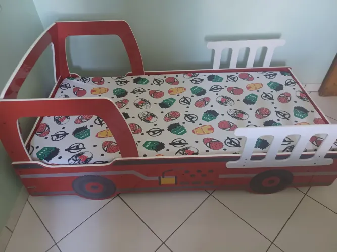Cama de criança formato carrinho bombeiro mais quarda roupa infantil