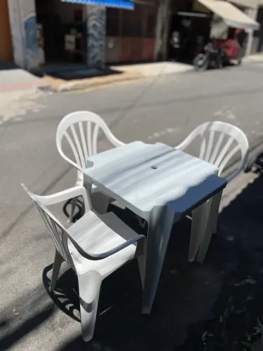 Mesa Plástica com 3 cadeiras