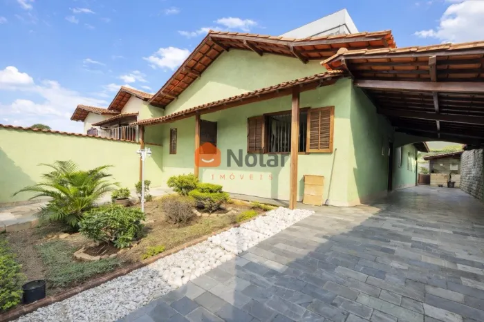 Casa Linear á venda Reformada com 4 Quartos, Suíte , Área Gourmet, 6 Vagas e Habite-se Pró