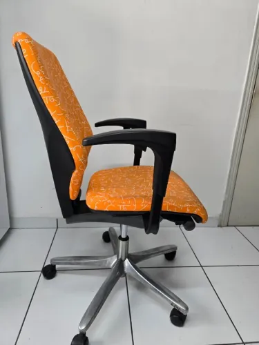 CADEIRA USUÁRIO COM RODINHAS, BRAÇOS E ALTURA AJUSTÁVEIS - Giroflex