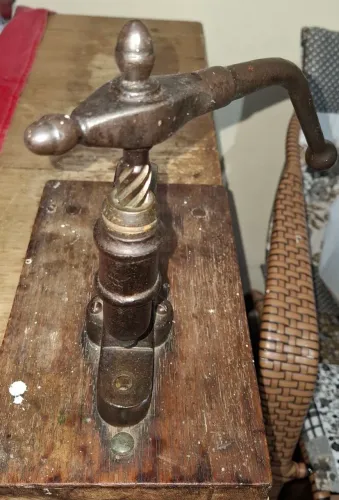 Máquina de cobrir botões e acessórios